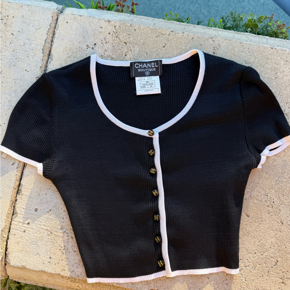 Collector 1995 Vintage Chanel spring black and white ribbed cropped cardigan